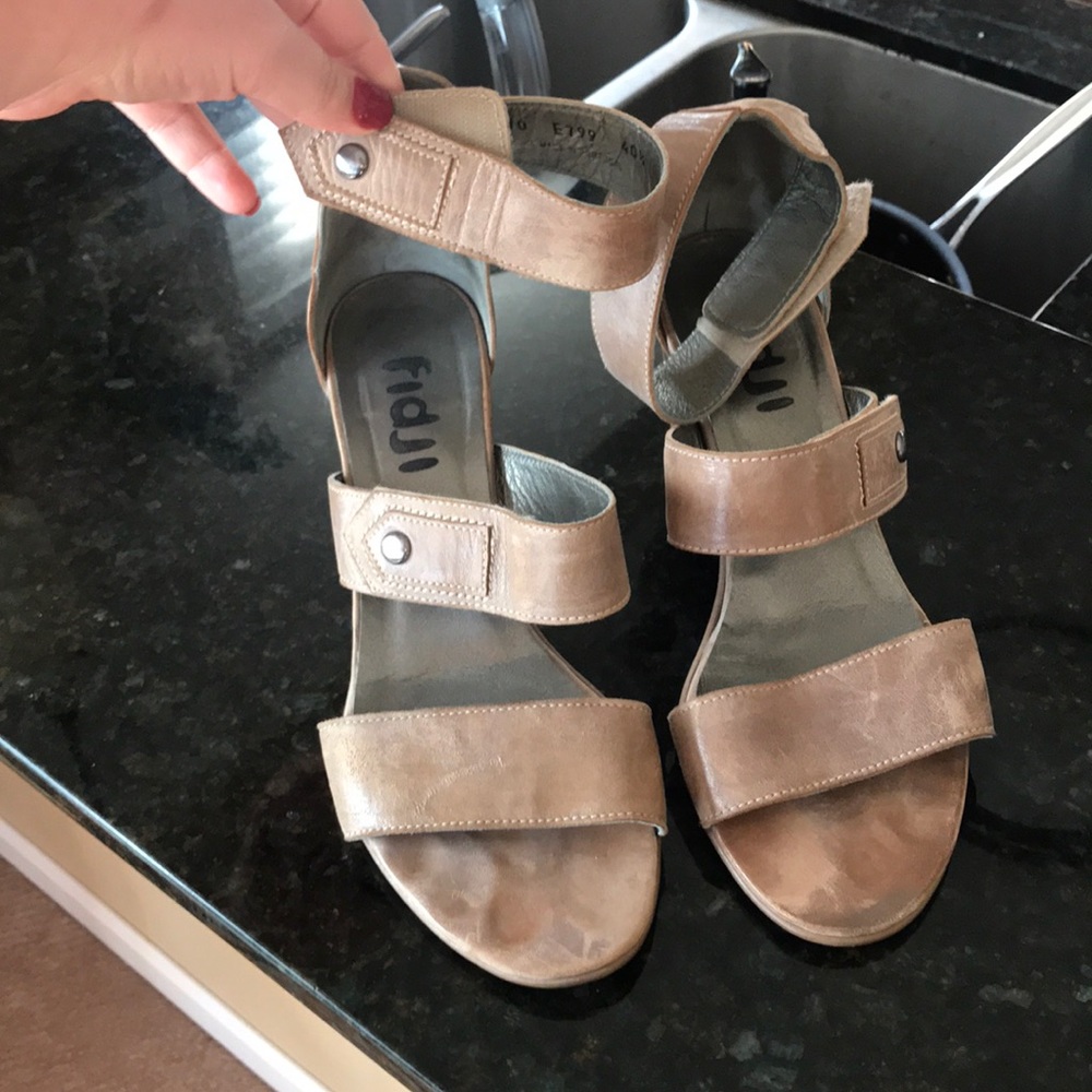 Fidji Gray Leather Sandals